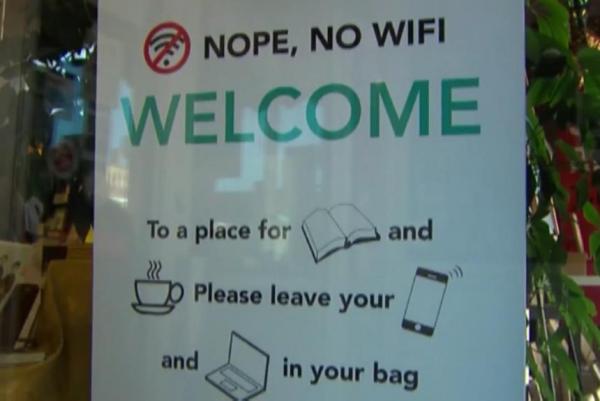 wyoming-bookstore-bans-wifi-electronics-from-place-for-books