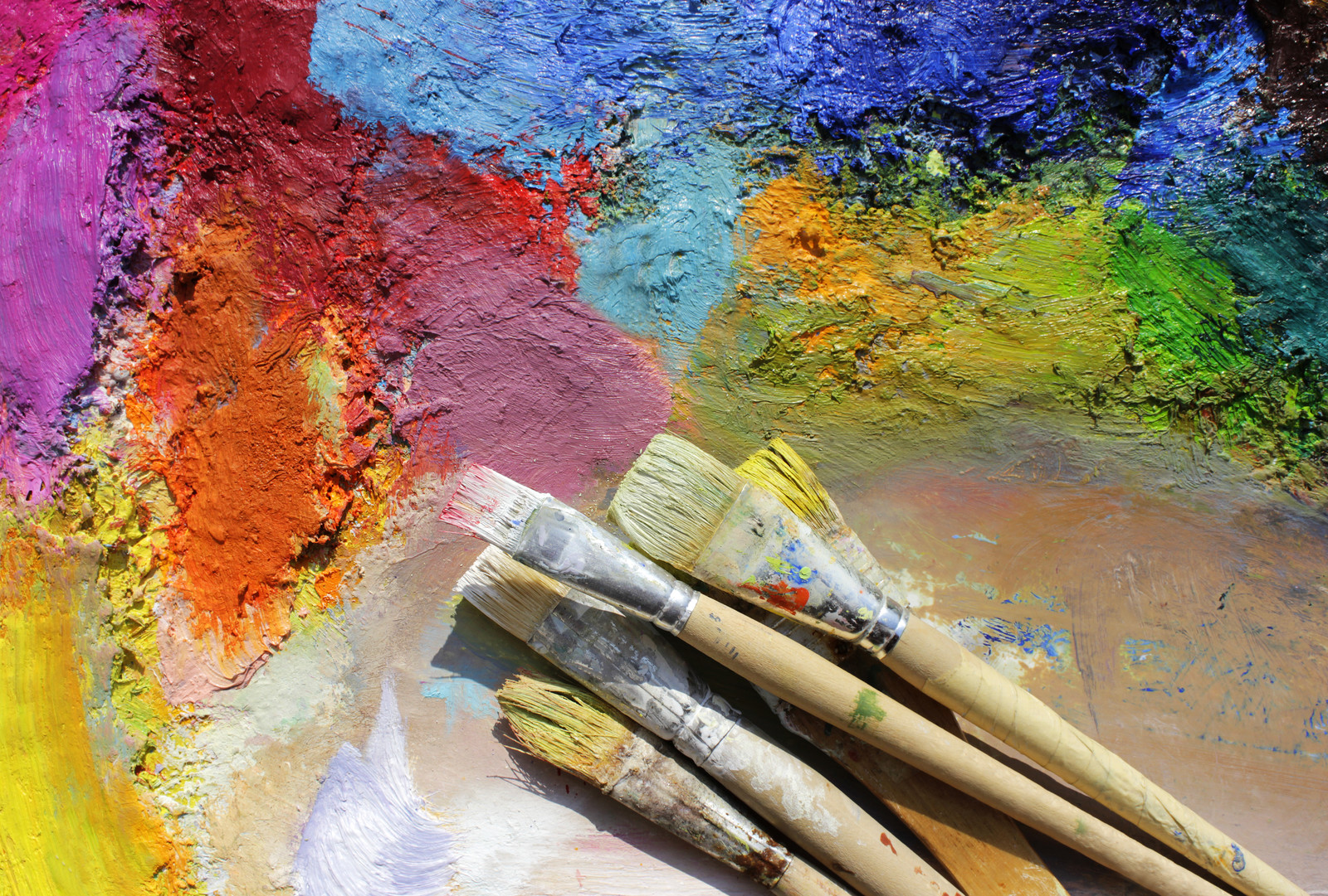 artist's palette and brushes ©canstockphoto / outnow