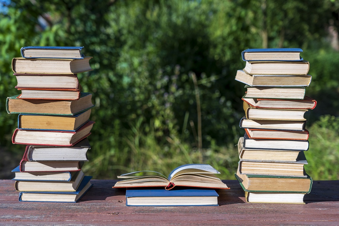 stack of books ©canstockphoto / olegd