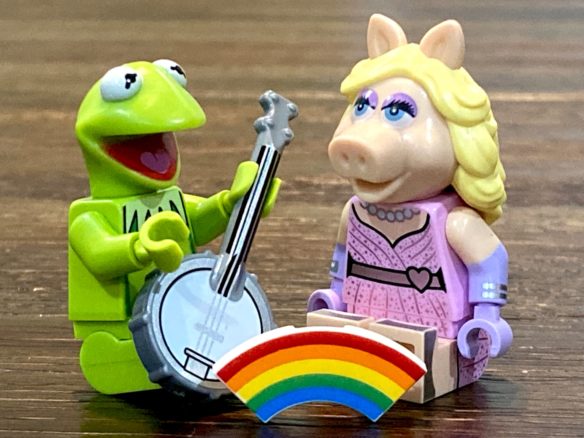 https://file770.com/wp-content/uploads/Kermit-and-Miss-Piggy-LEGO-1-1651172503941-584x438.jpg